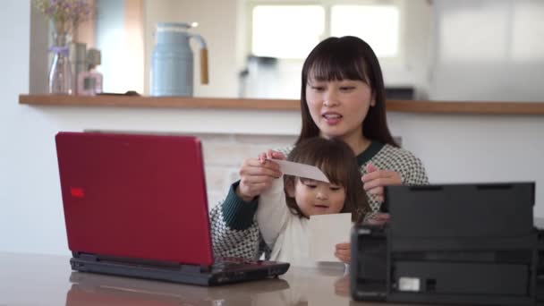 Sorrindo Jovem Asiático Mãe Com Bonito Pouco Filha Usando Laptop — Vídeo de Stock