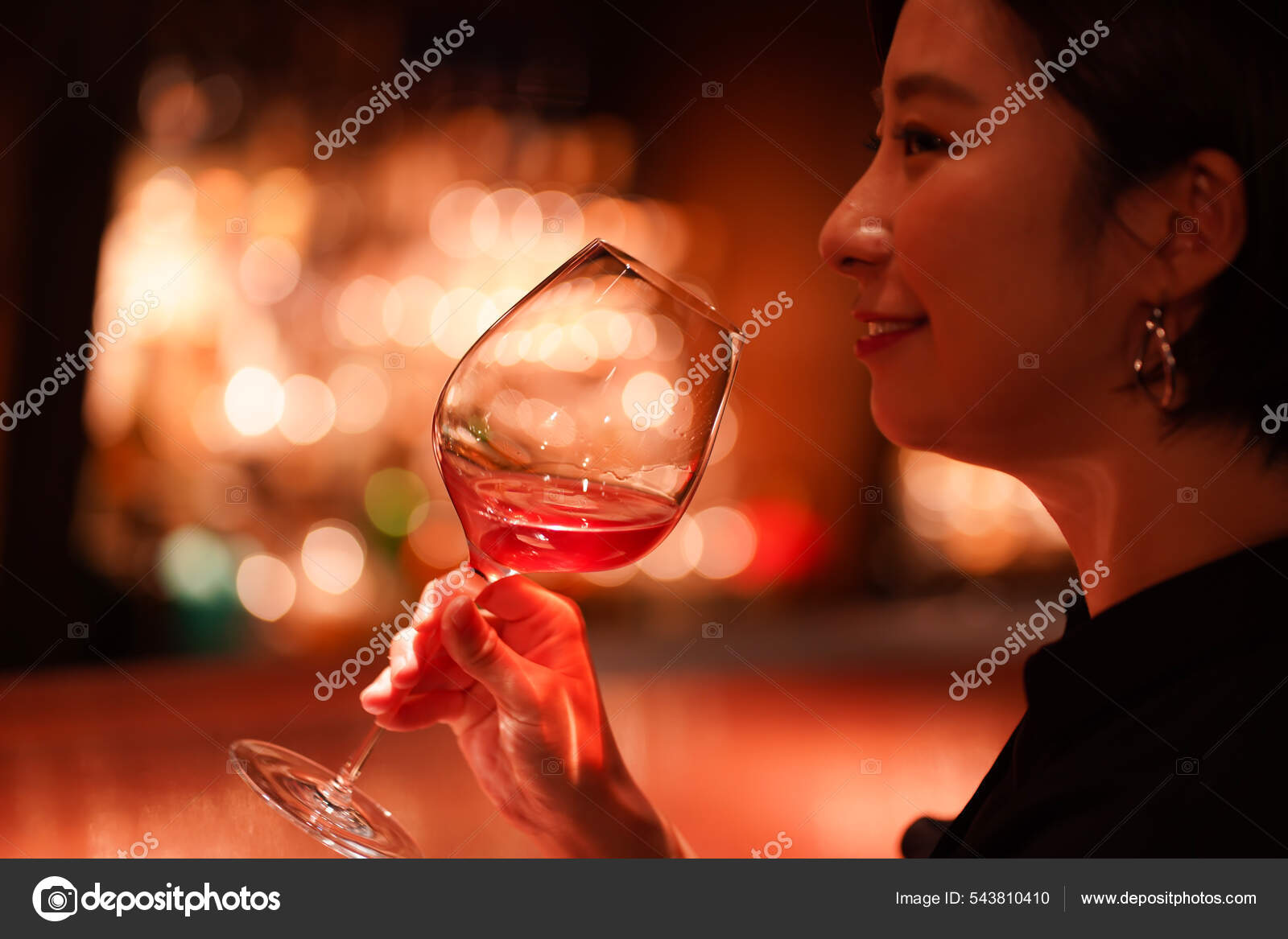 Hermosa Chica Bebiendo Bar Cerca: fotografía de stock © yamasan #543810410  | Depositphotos