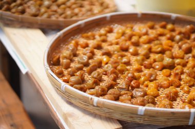 Açık havada kurumuş erik resmi