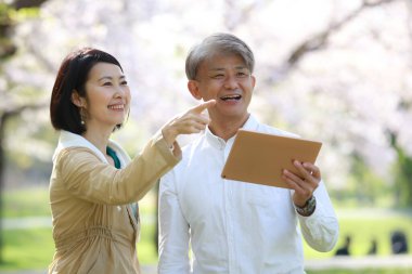 Asyalı erkek ve kadın parkı işaret ediyor. 