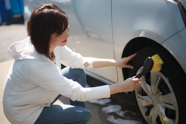 Beautiful Asian Young Woman Cleaning Wheel — Stock Photo, Image