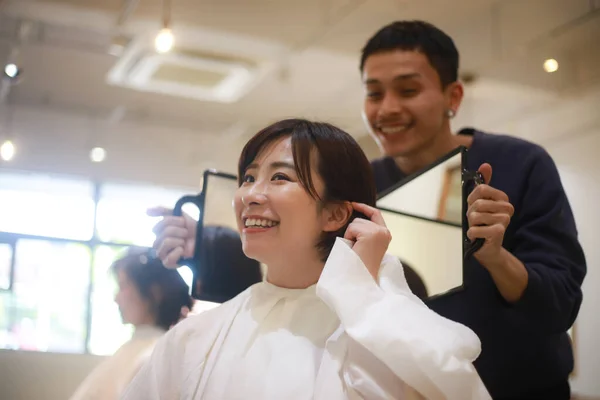 Hermosa Asiático Joven Mujer Buscando Peinado Salon —  Fotos de Stock
