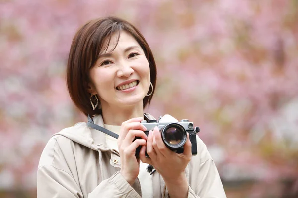 Młody Piękny Azji Kobieta Fotograf Park — Zdjęcie stockowe