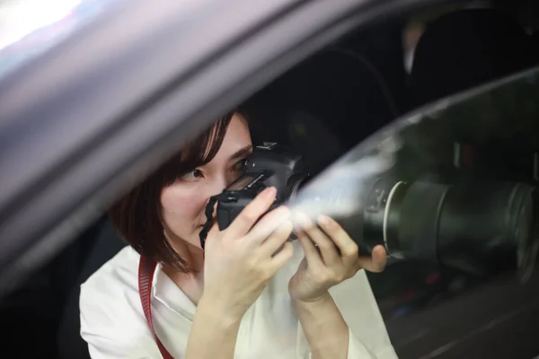 Belle Asiatique Jeune Femme Avec Caméra Dans Voiture Paparazzi — Photo