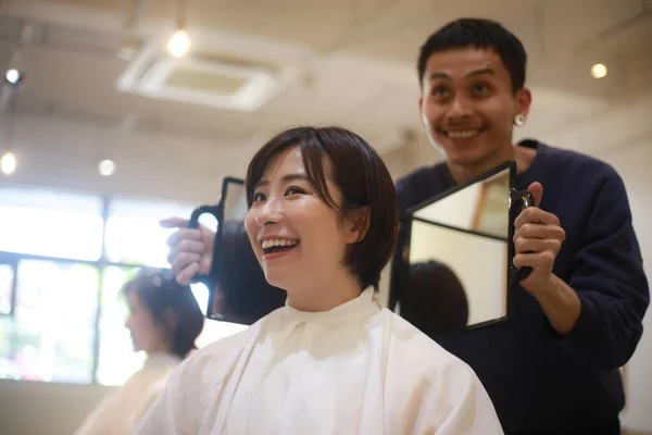 Schöne Asiatische Junge Frau Blick Auf Frisur Salon — Stockfoto