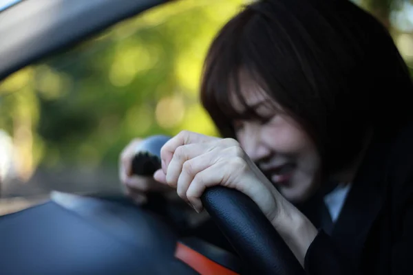 Φοβισμένη Όμορφη Ασιάτισσα Νεαρή Γυναίκα Στο Τιμόνι Στο Αυτοκίνητο — Φωτογραφία Αρχείου