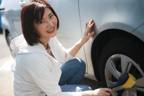 Güzel Asyalı Genç Bayan Arabayı Temizliyor — Stok fotoğraf
