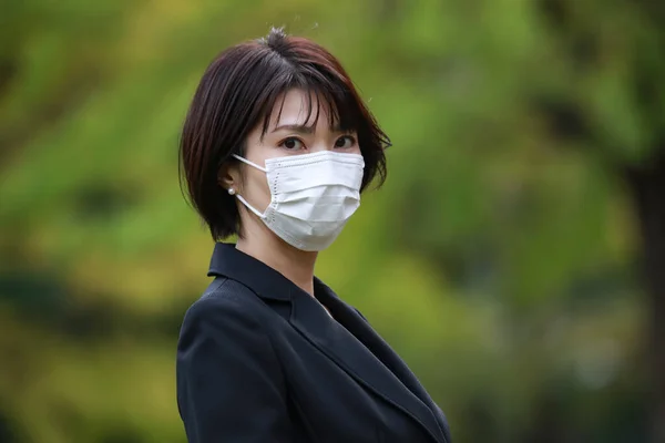 公園に顔のマスクをした美しいアジア系女性 — ストック写真