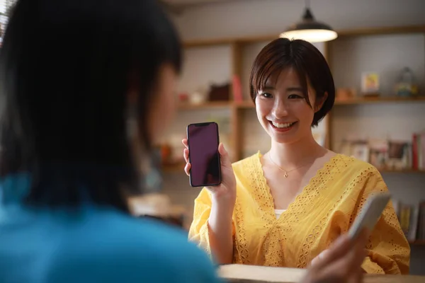 Ung Leende Kvinna Håller Smartphone Med Tom Skärm — Stockfoto