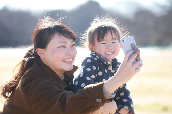 Padres Hijos Tomando Selfies Con Smartphone —  Fotos de Stock