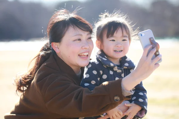 Padres Hijos Tomando Selfies Con Smartphone —  Fotos de Stock