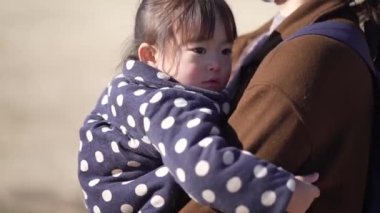 Kucaklanıp evine giden bir kız. 