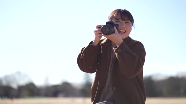 Madre Tomando Fotos Los Niños — Vídeo de stock