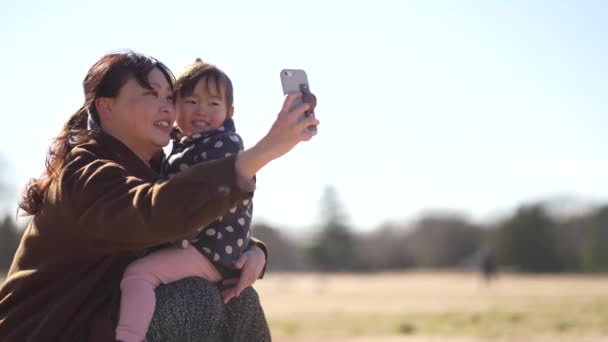 Rodzice Dzieci Robiący Sobie Selfie Smartfonem — Wideo stockowe