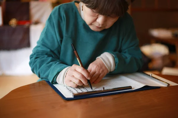 Imagem Uma Mulher Copiando Sutras — Fotografia de Stock