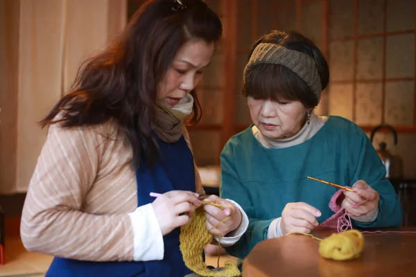 編み物の女のイメージ — ストック写真