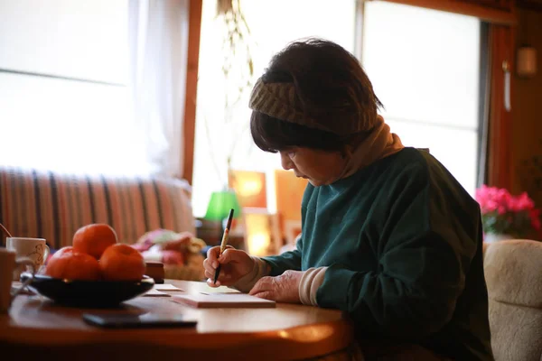 Mujer Escribiendo Una Tarjeta Año Nuevo —  Fotos de Stock