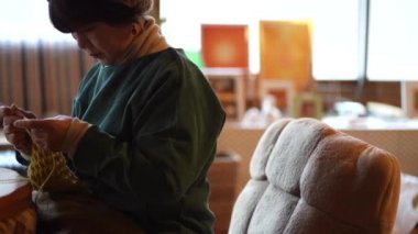 Örgü ören bir kadın resmi 