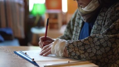 Sutra kopyalayan bir kadın resmi 