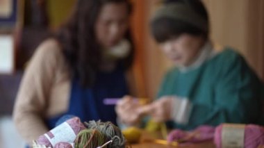 Örgü ören bir kadın resmi 