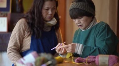 Örgü ören bir kadın resmi 