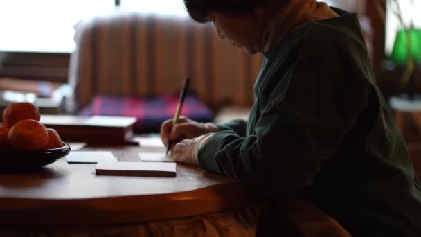 Γυναίκα Που Γράφει Την Κάρτα Της Πρωτοχρονιάς — Αρχείο Βίντεο