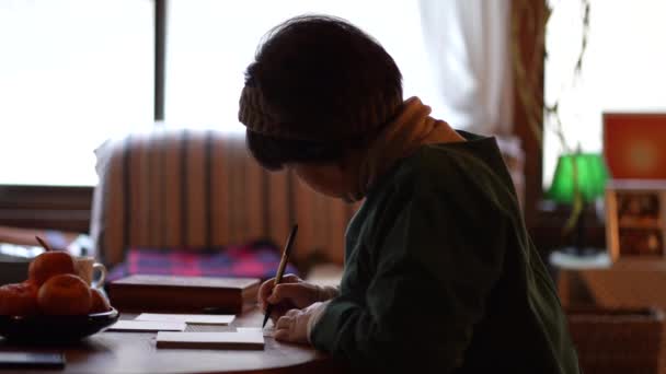 Женщина Пишет Новогоднюю Открытку — стоковое видео