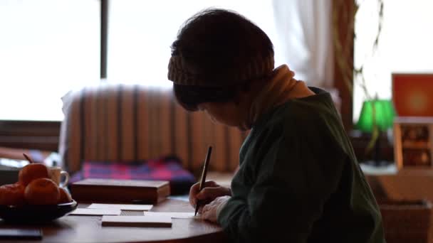 Mujer Escribiendo Una Tarjeta Año Nuevo — Vídeos de Stock