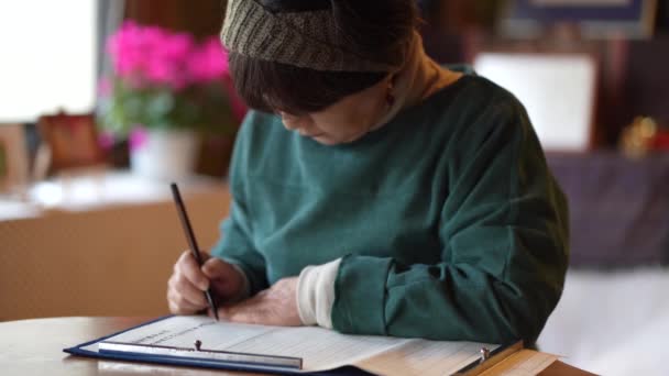 Afbeelding Van Een Vrouw Kopiëren Sutras — Stockvideo