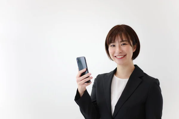 Büroangestellte Mit Smartphone — Stockfoto