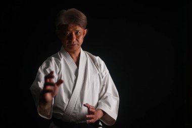 Karate yapan bir adamın resmi 