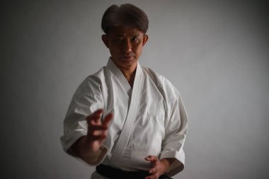 Karate yapan bir adamın resmi 