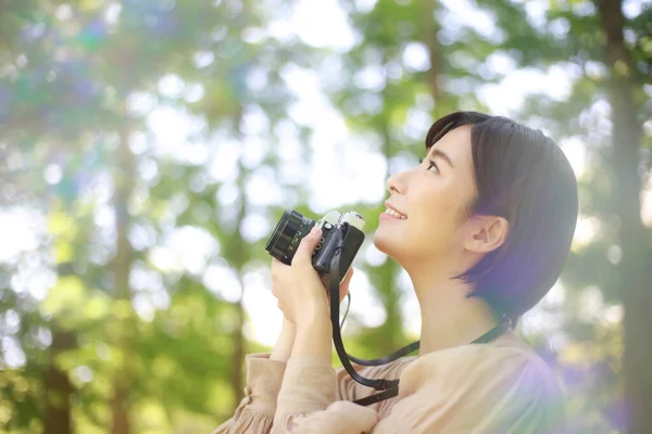 Frau Macht Ein Foto — Stockfoto