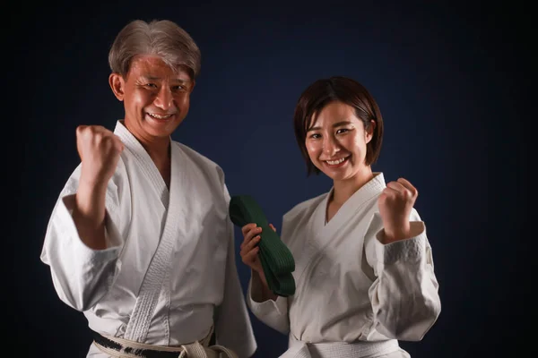 Obraz Uśmiechniętej Karateki — Zdjęcie stockowe