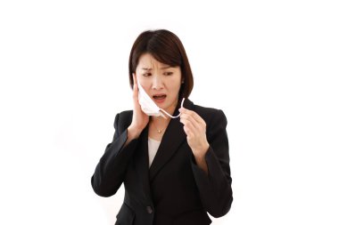 Maskesi kırık bir kadın. 