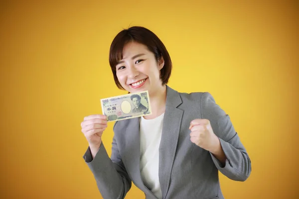 Impiegata Con Una Banconota 1000 Yen — Foto Stock