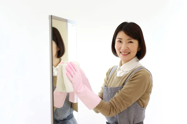 Mujer Limpiando Espejo —  Fotos de Stock