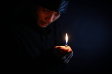 Daha hafif bir suç görüntüsüyle tutuşan bir adam. 