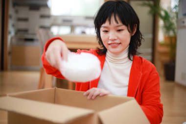 Paketleme yapan bir kadın resmi 