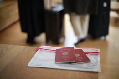 Pasaportları unutulmuş bir çift dışarı çıkıyor. 