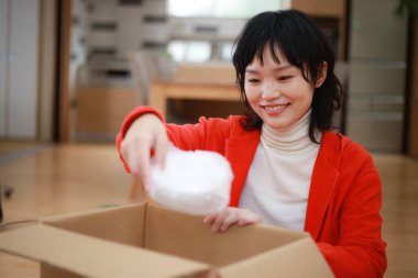 Paketleme yapan bir kadın resmi 