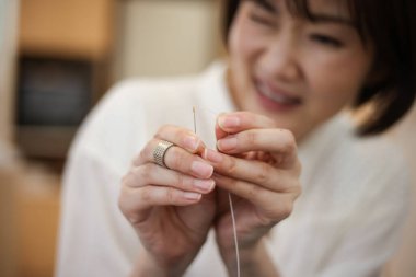 İp üzerinde bir kadın resmi 