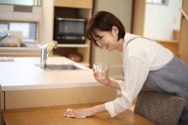 Masayı silen kadın. 