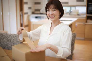 Paketleme işi yapan kadın 