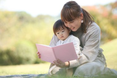 Ebeveynler ve çocuklar kitap okuyor. 