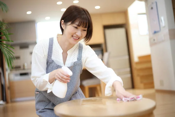 Mujer Limpiando Mesa — Foto de Stock