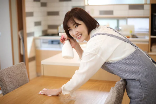 Mujer Limpiando Mesa —  Fotos de Stock