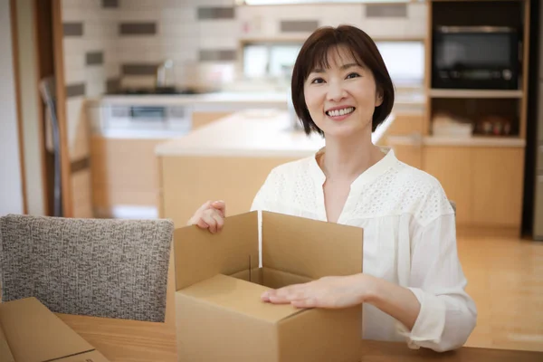 Image Une Femme Faisant Travail Emballage — Photo