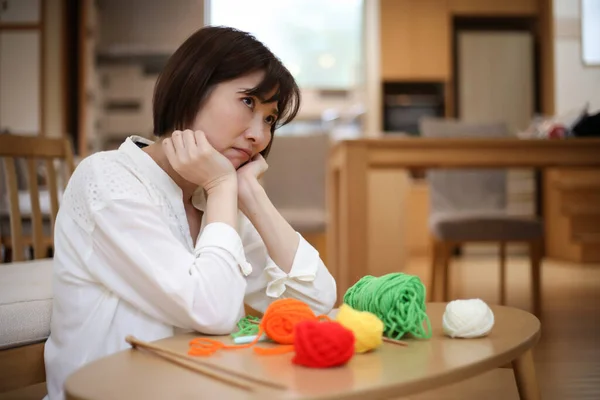 Woman Who Frustrated Knitting — Stock Photo, Image