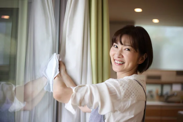 Жінка Прибирає Вікно — стокове фото